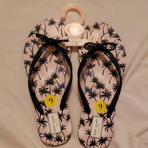 Womens flip flops NWT